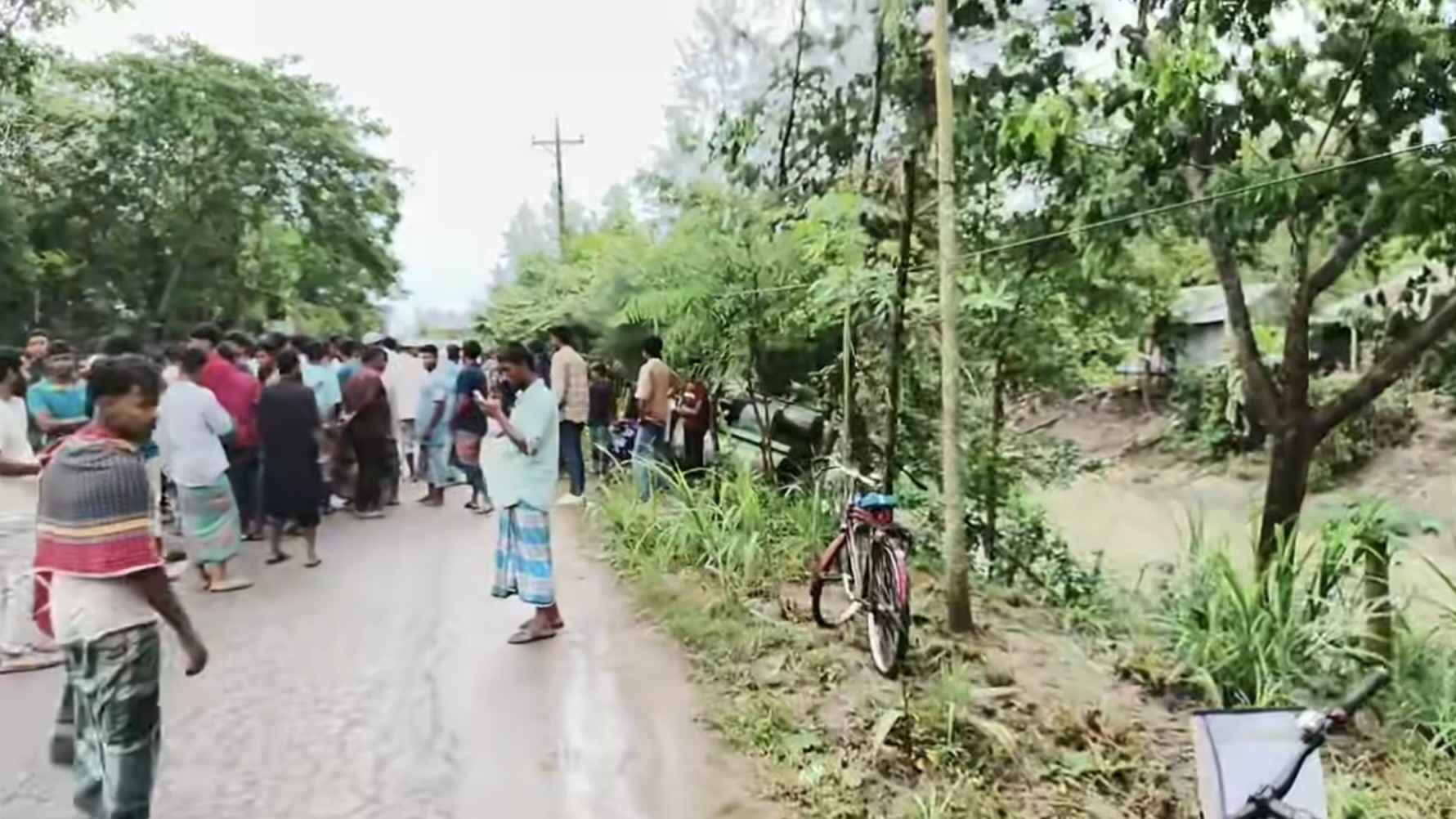 নোয়াখালীতে দুই গাড়ির মুখোমুখি সংঘর্ষে নিহত ১