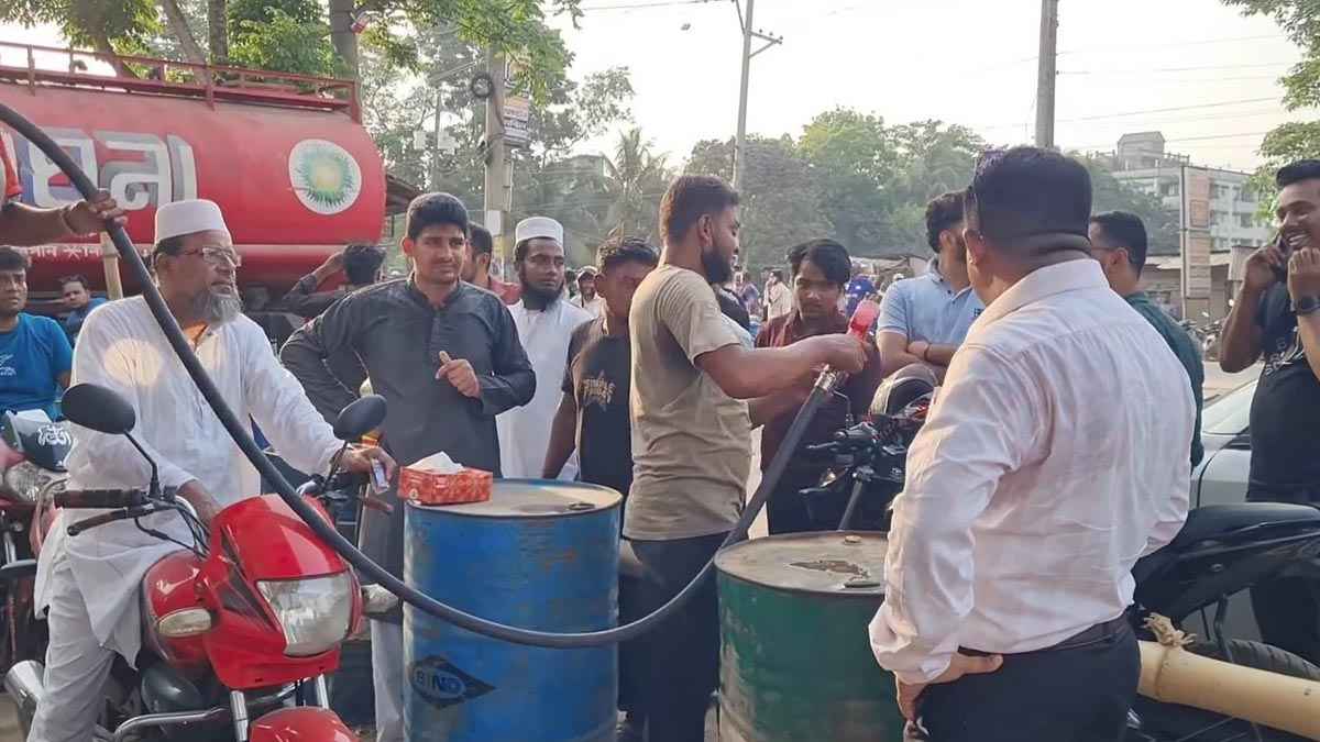 আলাদা লাইনে জ্বালানি পাচ্ছেন শিক্ষকরা