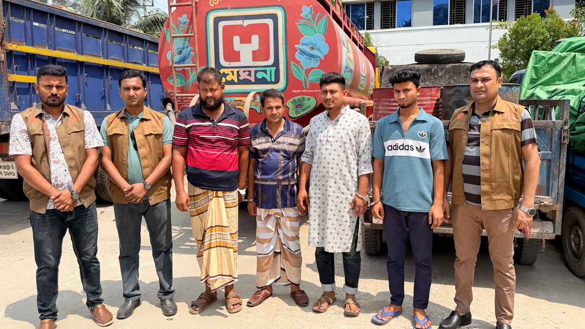 নোয়াখালীতে অবৈধভাবে মজুদ করা ১৪০০ লিটার ডিজেল জব্দ, আটক ৪ 