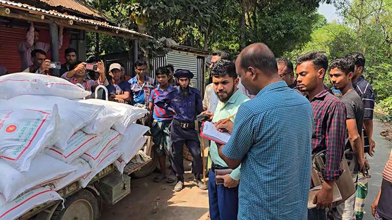 নওগাঁয় পাচারকালে ৪৫ বস্তা সার জব্দ