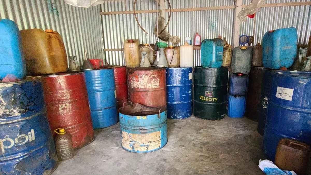 সিরাজগঞ্জে ১৪৫৫ হাজার লিটার তেল জব্দ, দুই ব্যবসায়ীকে জরিমানা 