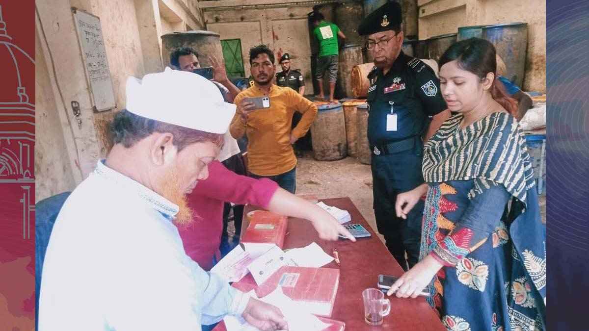 ব্রাহ্মণবাড়িয়ায় ভোজ্য তেল মজুদ ও বেশি দামে বিক্রি, ৩ দোকানিকে জরিমানা