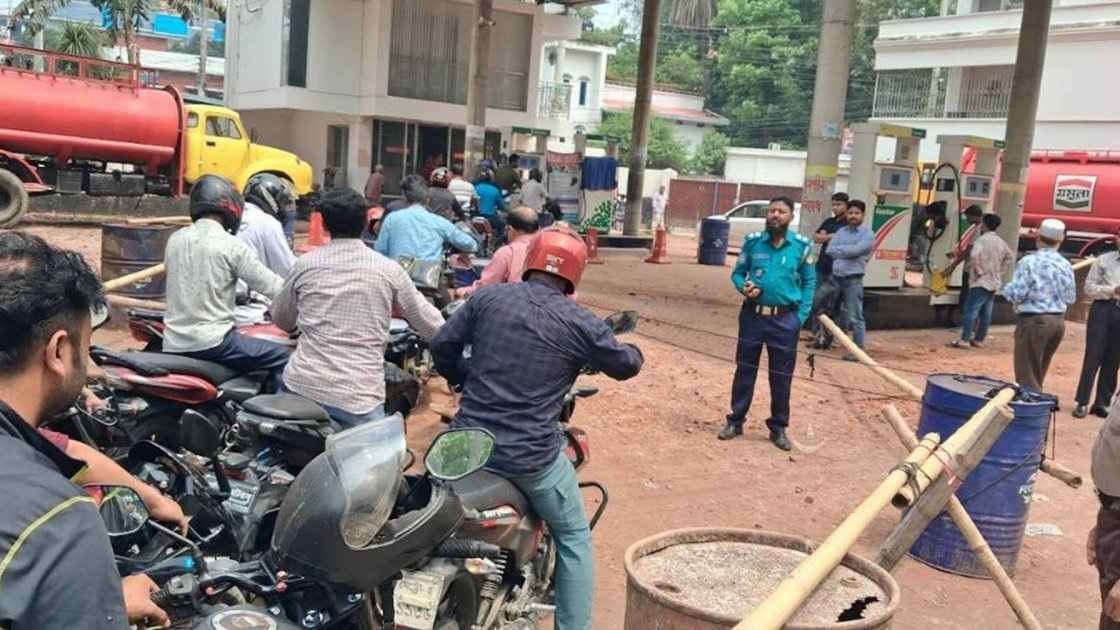 পাম্পে তেল নিতে আলাদা লাইন চায় পুলিশ