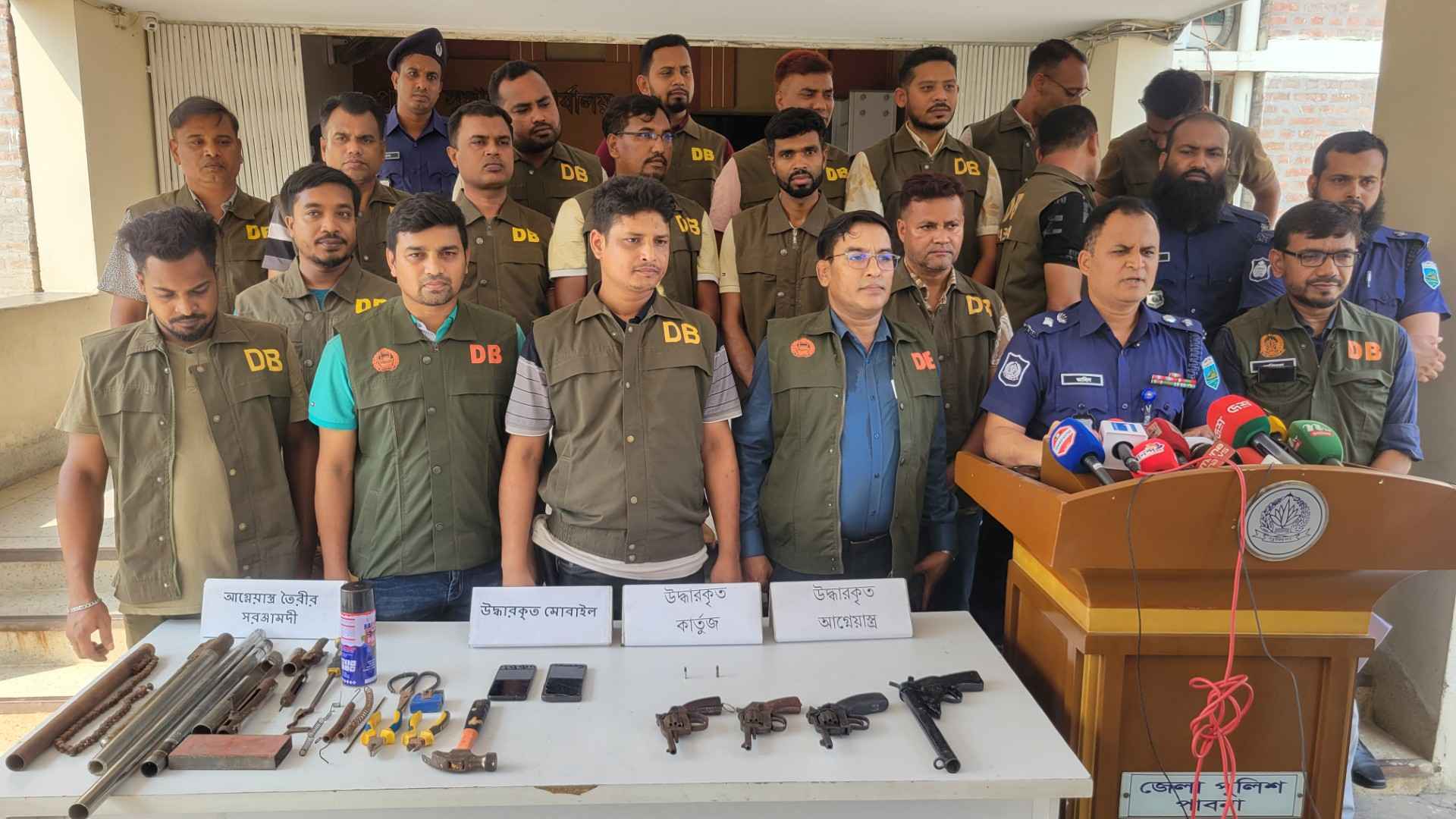 পাবনায় অস্ত্রের কারখানায় হানা, পাকিস্তানি অস্ত্রসহ গ্রেফতার ১