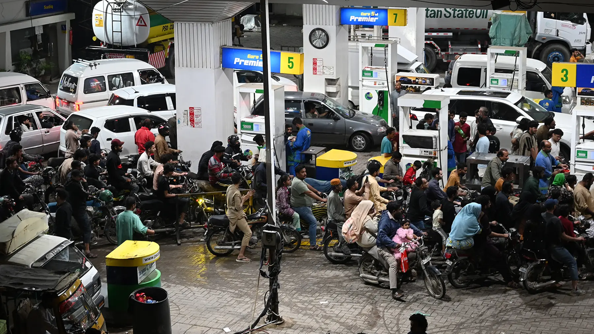 পাকিস্তানে পেট্রোল-ডিজেলের দামে রেকর্ড