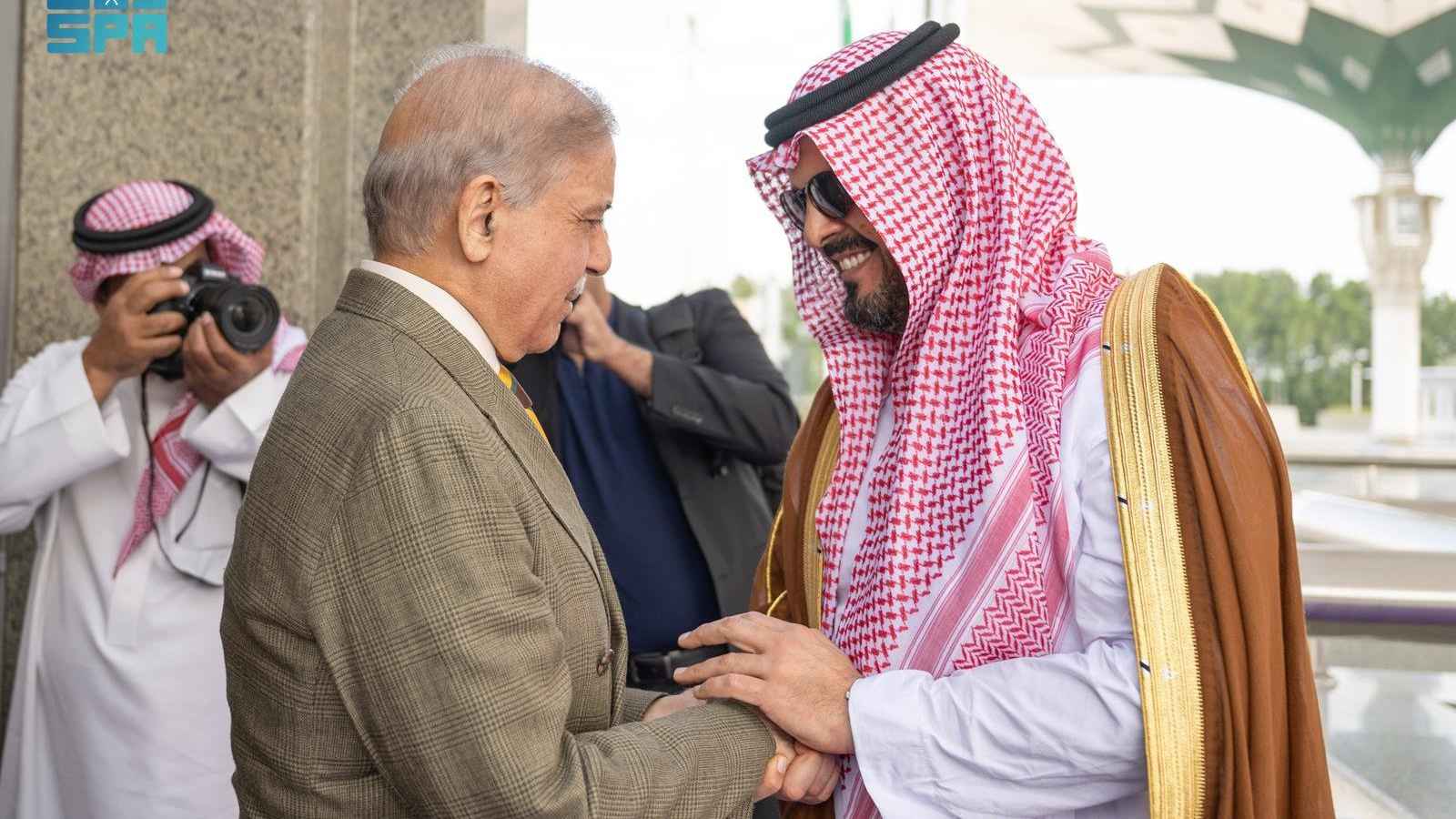 ইরানের দুর্দিনে পরম বন্ধুর পরিচয় দিচ্ছে পাকিস্তান