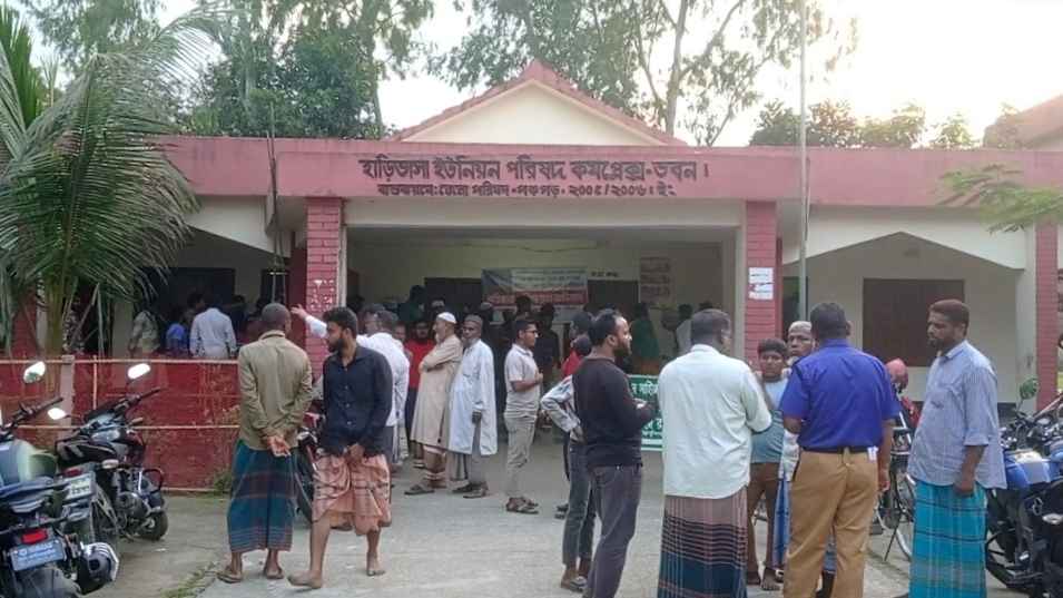 পঞ্চগড়ে ইউপি চেয়ারম্যানের সঙ্গে তর্কের জেরে সচিবের মুখে ডিম নিক্ষেপ