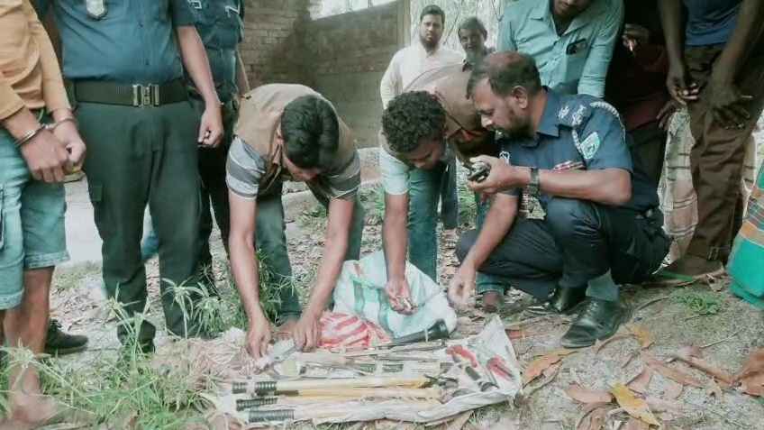 পঞ্চগড়ে আন্তঃজেলা ডাকাত চক্রের ১০ সদস্য আটক, দেশীয় অস্ত্র জব্দ