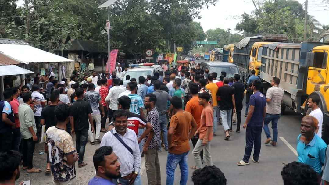 পঞ্চগড়ে ২৫ ঘণ্টা বিদ্যুৎহীনতায় জনদুর্ভোগ, গ্রাহকদের সড়ক অবরোধ