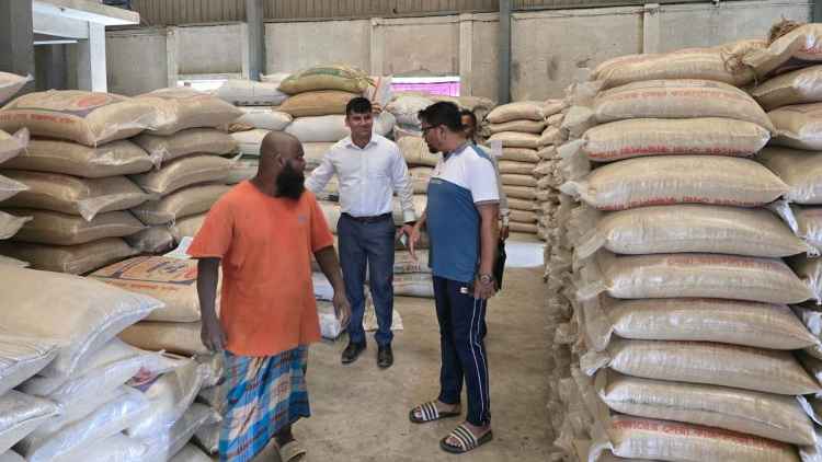 পটুয়াখালীতে প্লাস্টিকের বস্তায় চাল বিক্রি, রাইসমিল মালিককে জরিমানা