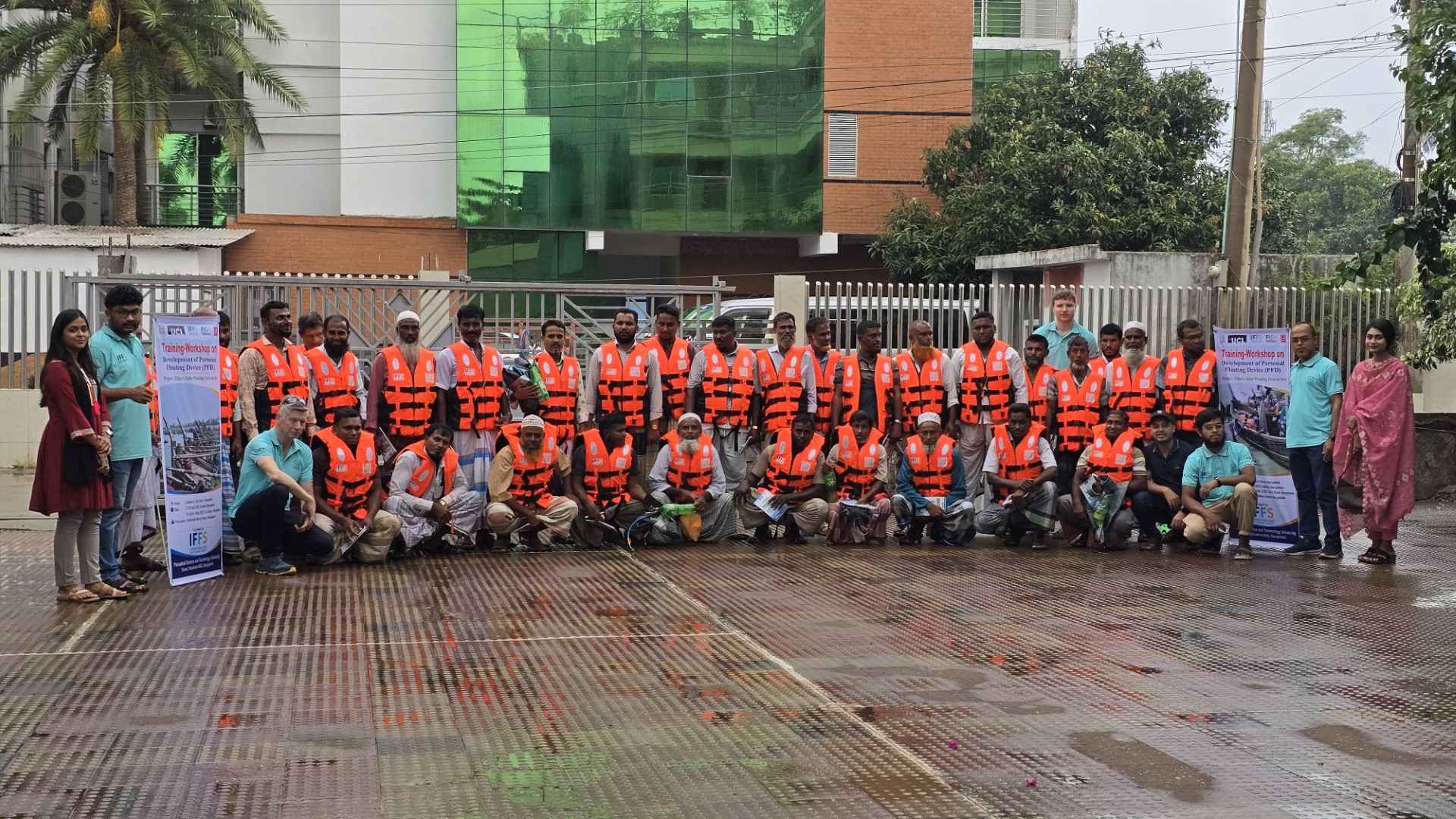 কুয়াকাটায় শতাধিক জেলেকে লাইফ জ্যাকেটসহ জীবনরক্ষাকারী সরঞ্জাম বিতরণ