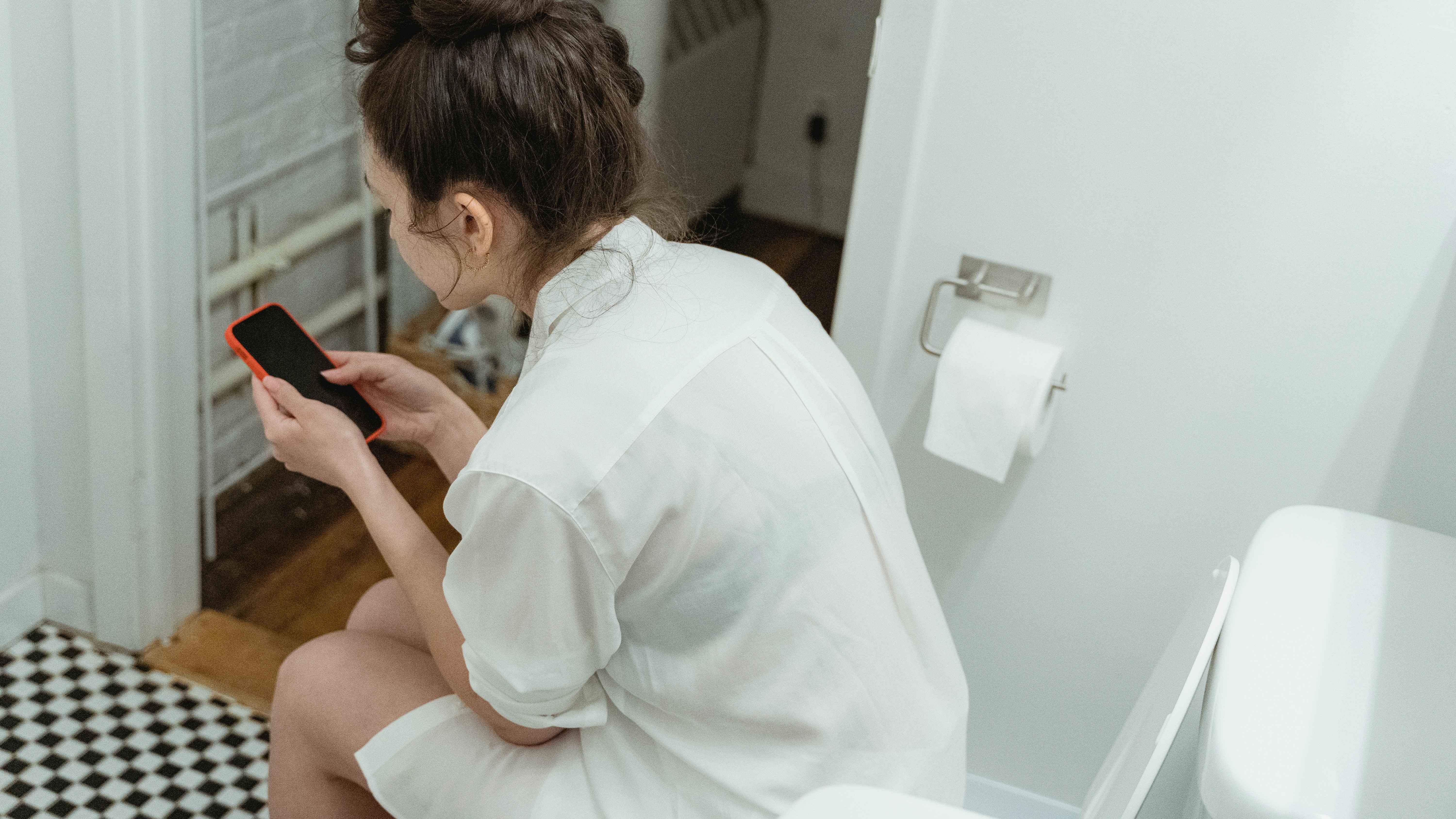 টয়লেটে বসে ফোন ঘাঁটেন? হতে পারে এই মারাত্মক অসুখ!