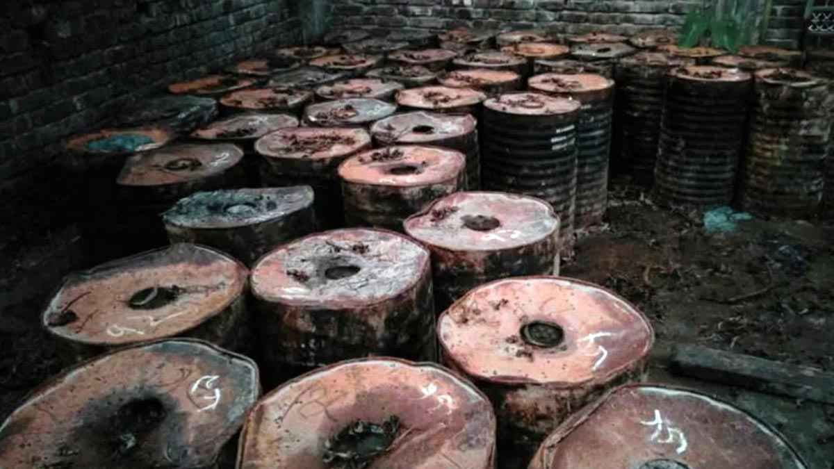 পিরোজপুরে ৭৫ ব্যারেল চোরাই বিটুমিন উদ্ধার