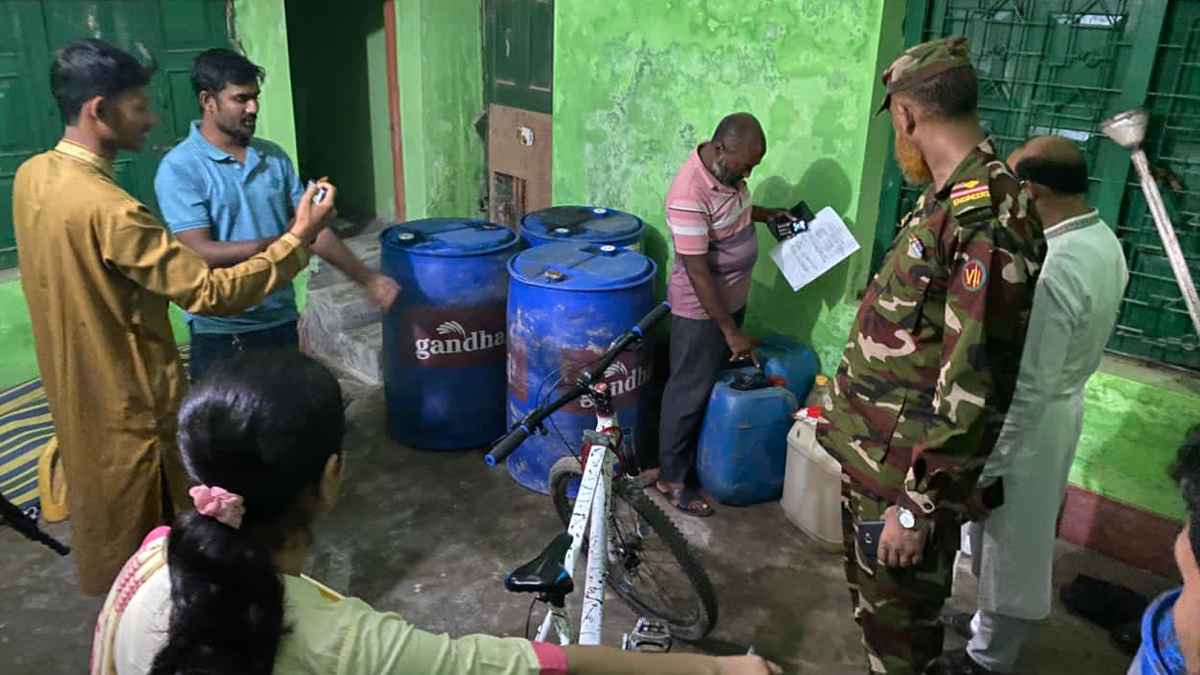 মঠবাড়ীয়ায় বাসভবনে তেলের মজুদ, ব‍্যবসায়ীকে ১৪ দিনের কারাদণ্ড