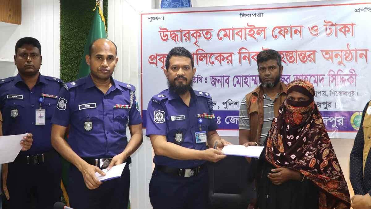 পিরোজপুরে বিকাশ প্রতারণার টাকাসহ হারানো ২০ মোবাইল উদ্ধার
