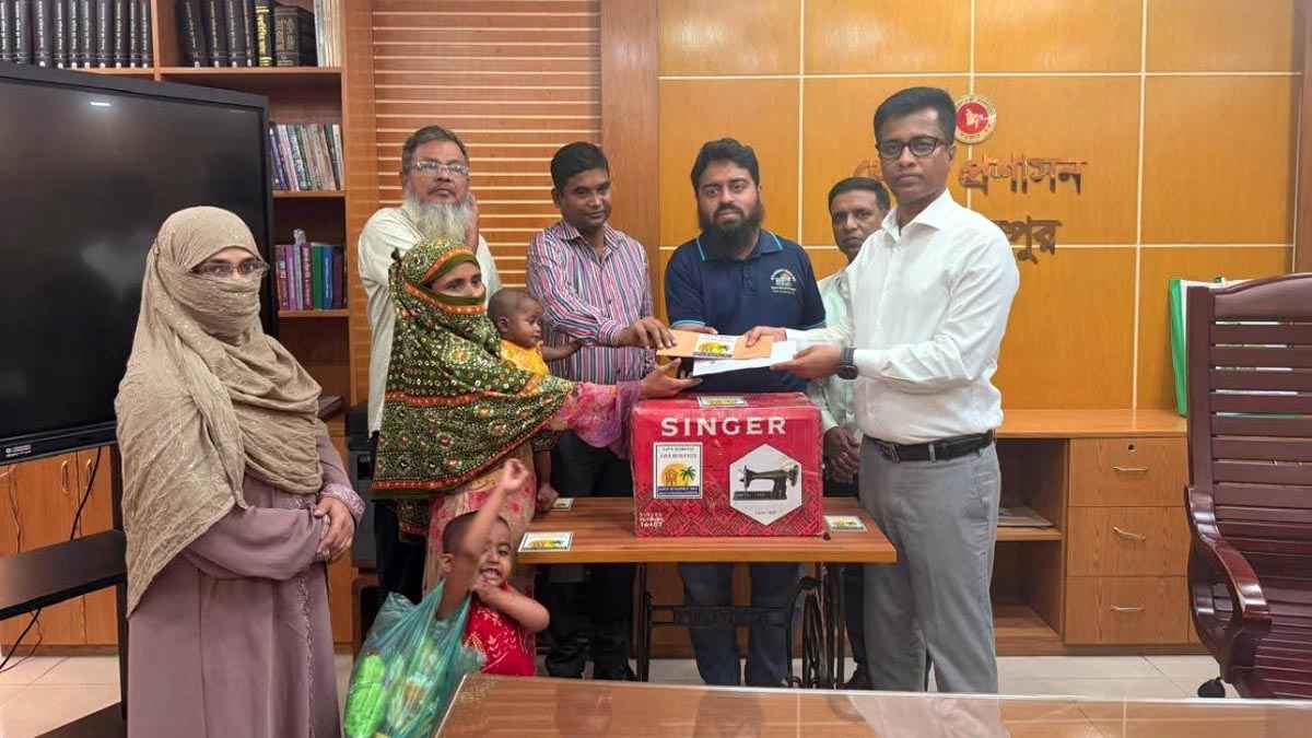 সেই মা পেলো সেলাই মেশিন ও নগদ অর্থ সহায়তা