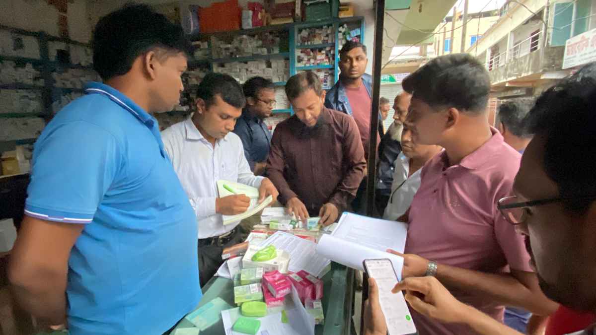 পিরোজপুরে নকল মেডিকেটেড সাবান বিক্রির দায়ে ফার্মেসিকে জরিমানা