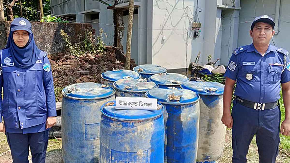 খাল থেকে একে একে তোলা হলো ডিজেলভর্তি ৮টি ড্রাম