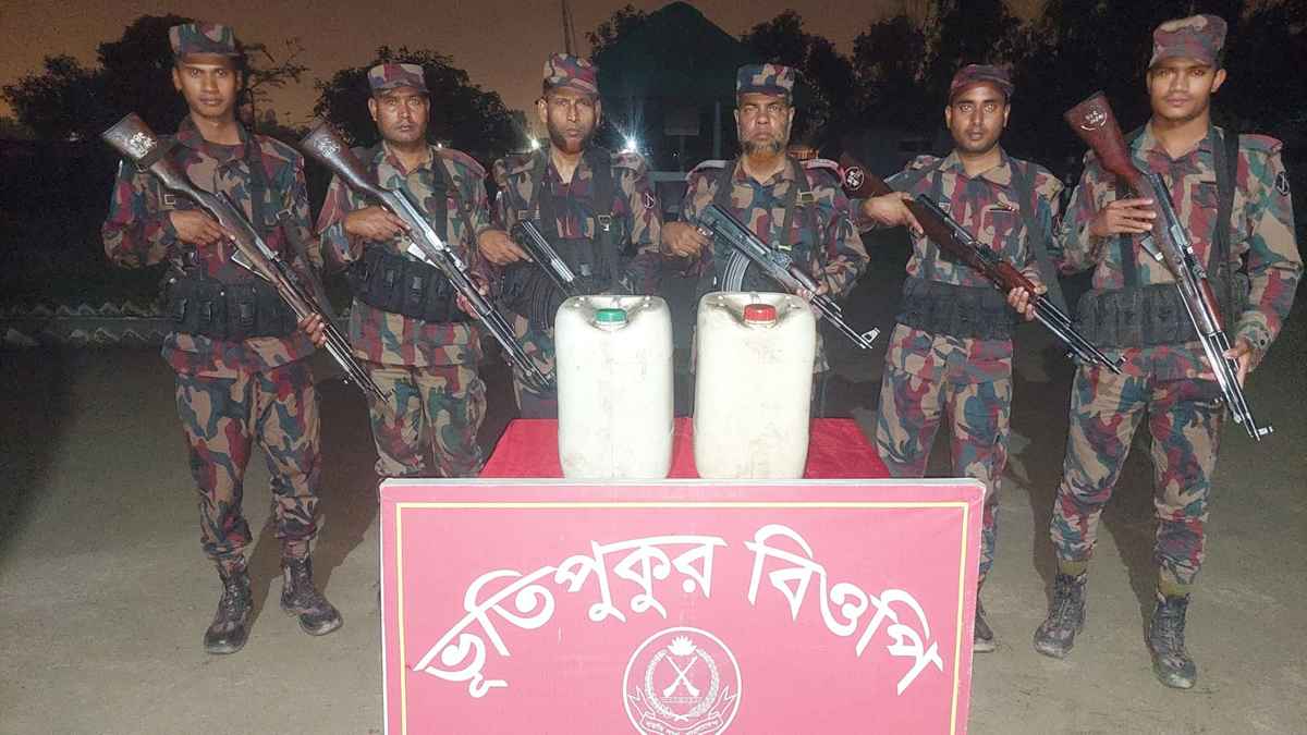 পঞ্চগড়ে বিজিবির অভিযানে ২৬ লিটার ডিজেল জব্দ