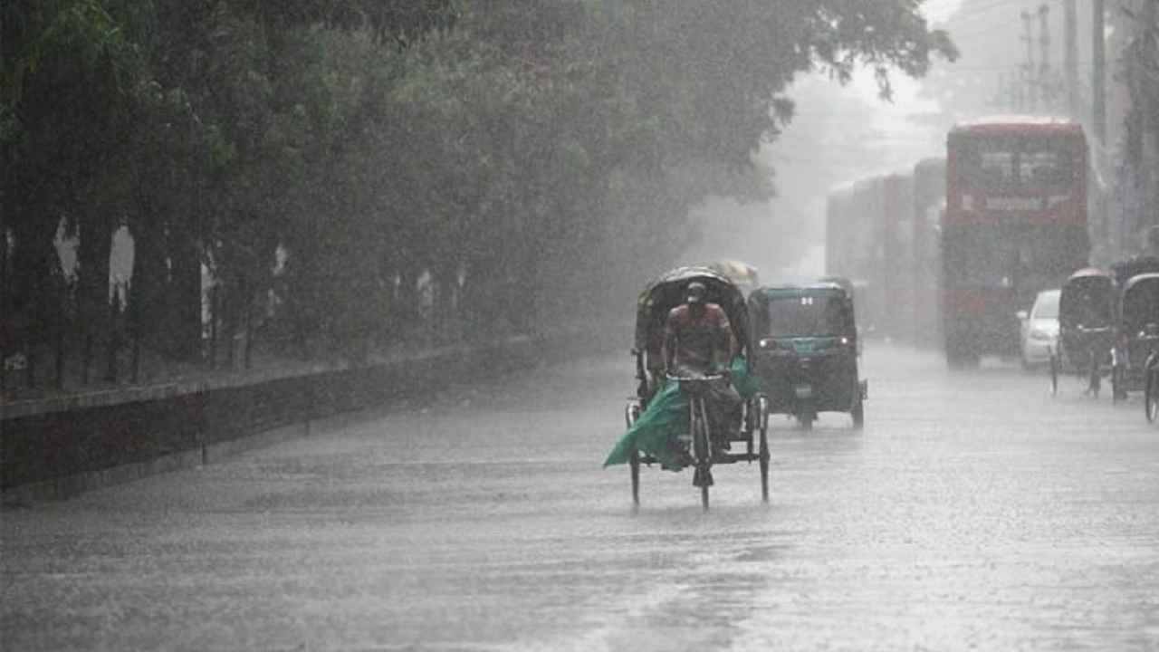 বজ্রসহ বৃষ্টি অব্যাহত ও তাপমাত্রা প্রায় অপরিবর্তিত থাকবে