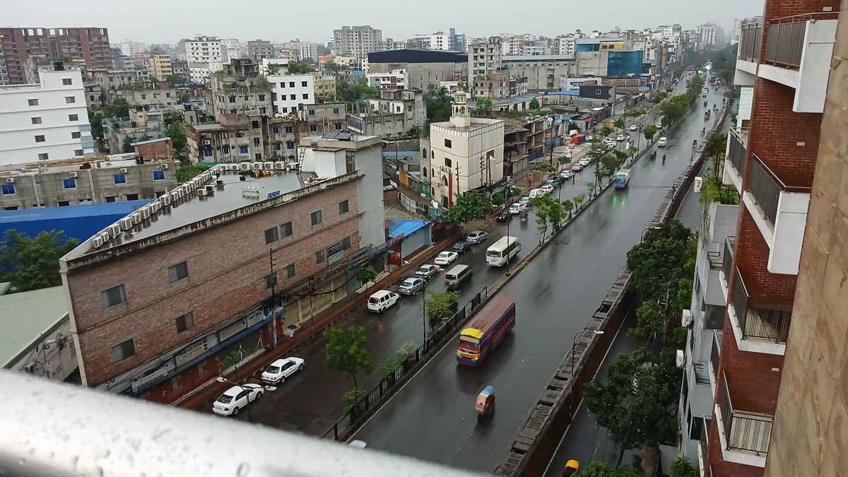 ঝুম বৃষ্টিতে সকাল শুরু রাজধানীবাসীর