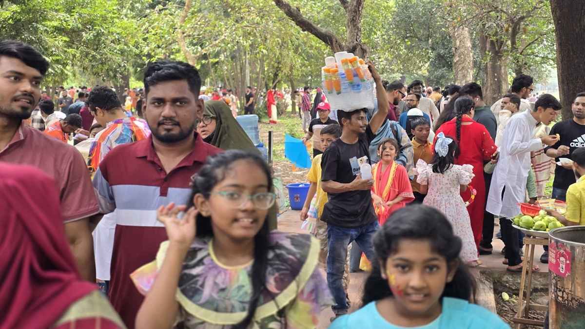 উৎসবের ঢেউ রমনায়, আনন্দ-উচ্ছ্বাসে বর্ষবরণ