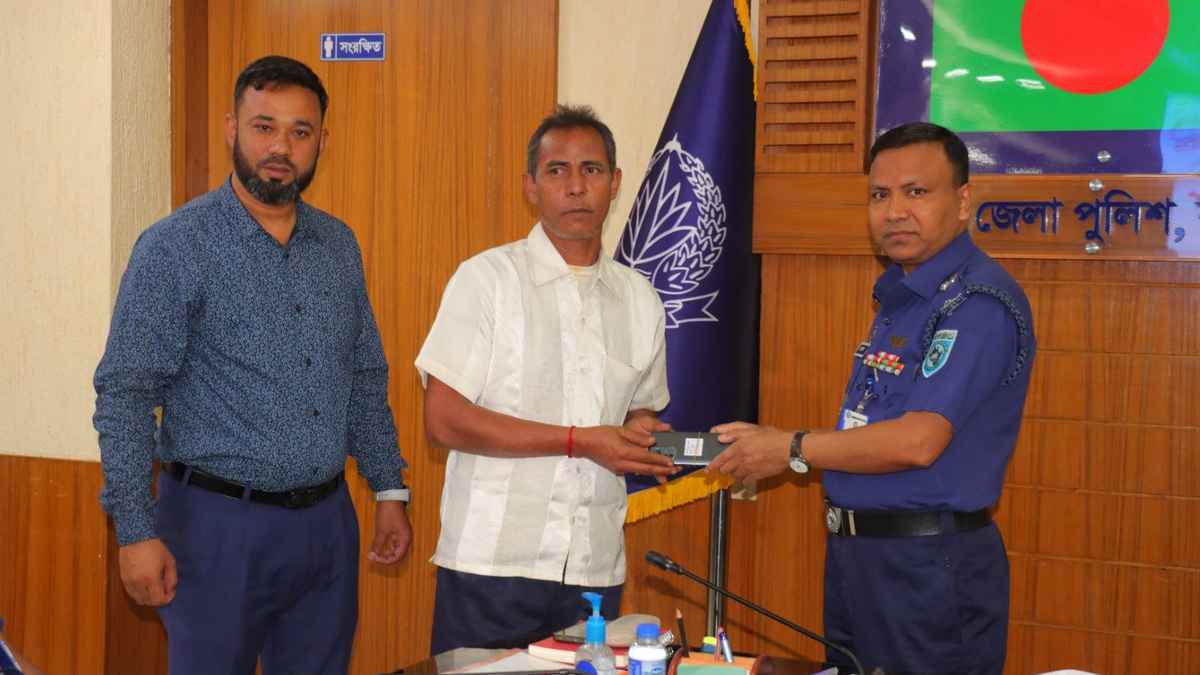 হারিয়ে যাওয়া ২৬ মোবাইল উদ্ধার করে প্রকৃত মালিকদের বুঝিয়ে দিলো পুলিশ