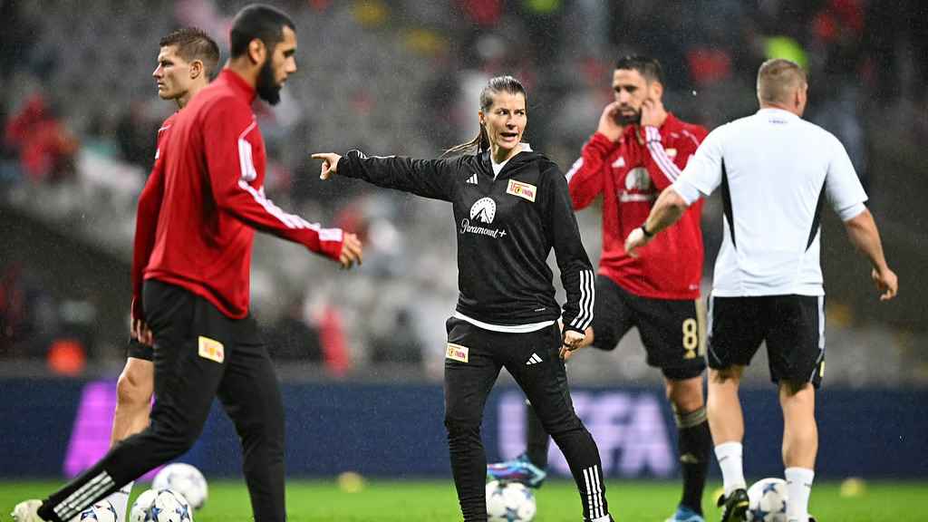 ইউরোপীয় ফুটবলে ইতিহাস: পুরুষ দলের ডাগআউটে প্রথম নারী প্রধান কোচ