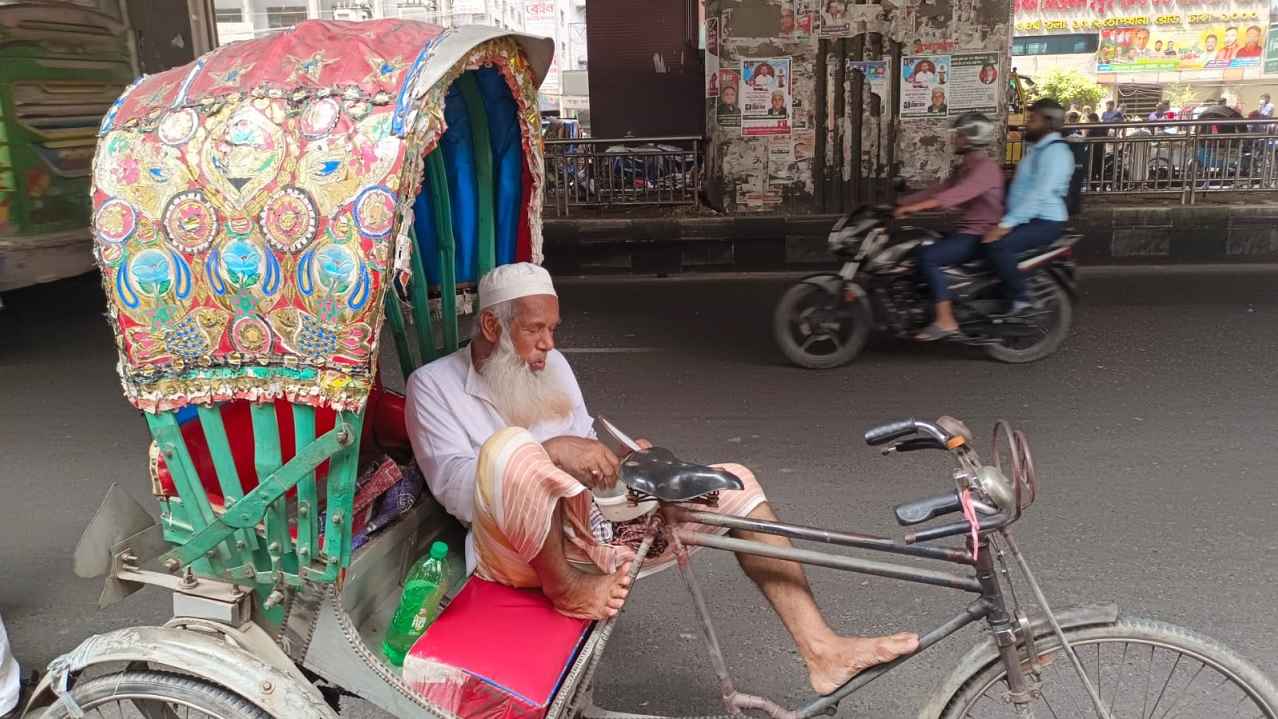 ‘রিকশাতেই বসে একটু জিরাই, না হলে শরীর আর চলে না’