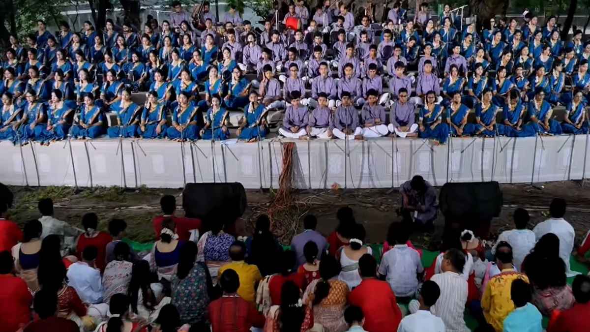 উৎসবমুখর রমনার বটমূল, গানে-আবৃত্তিতে নতুন বছরকে বরণ