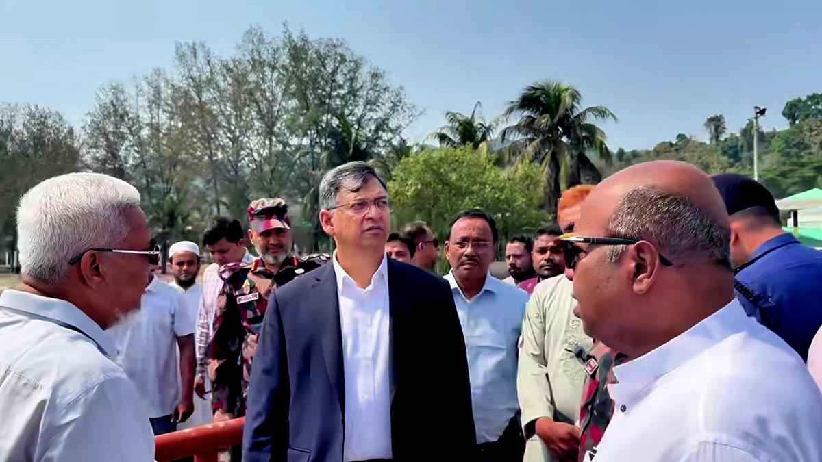 টেকনাফ স্থলবন্দর ঘুরে দেখলেন স্বরাষ্ট্রমন্ত্রী