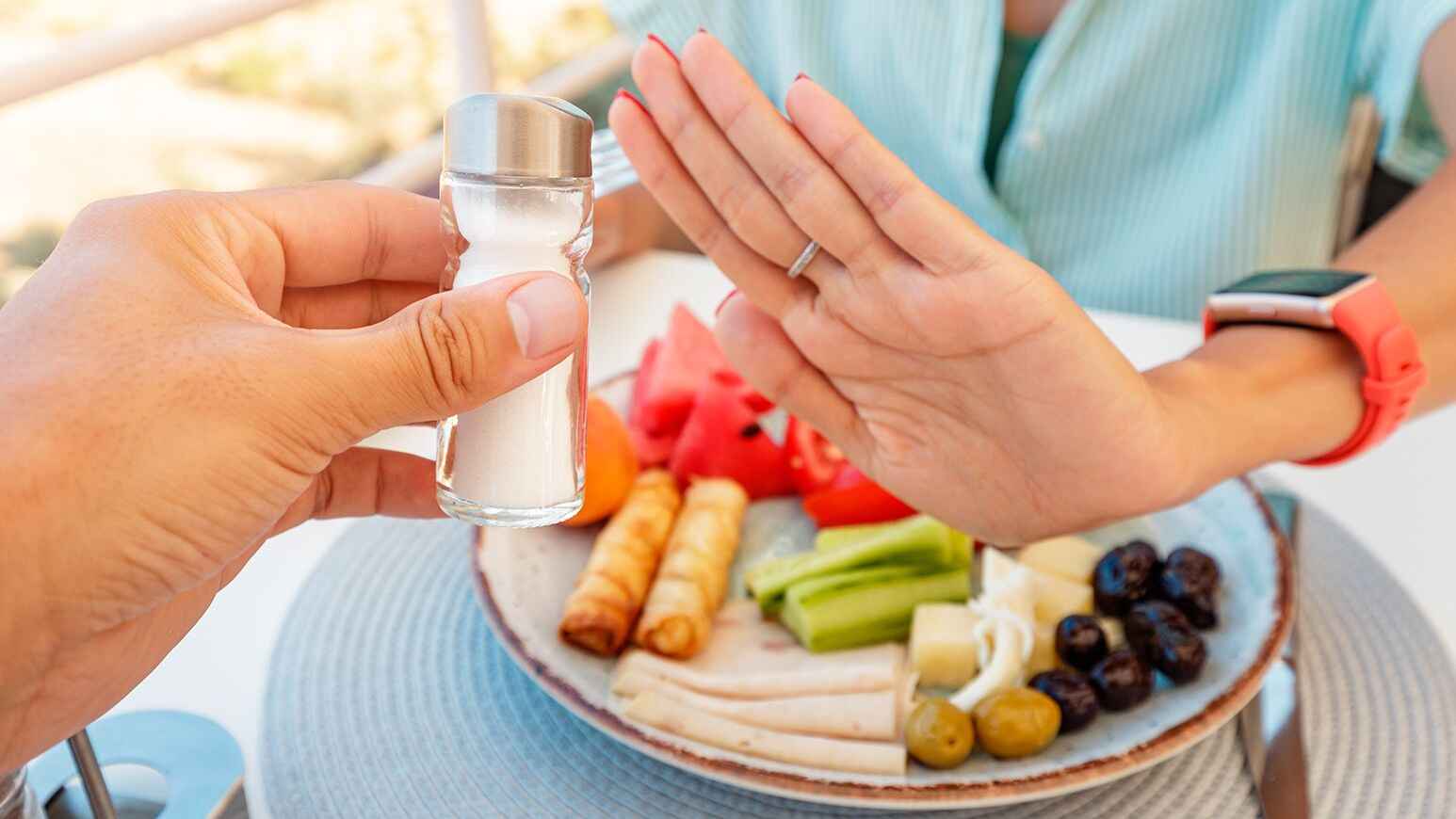 প্রেশার বাড়ছে? খাবারে লবণ খাওয়া কমান ৪ উপায়ে