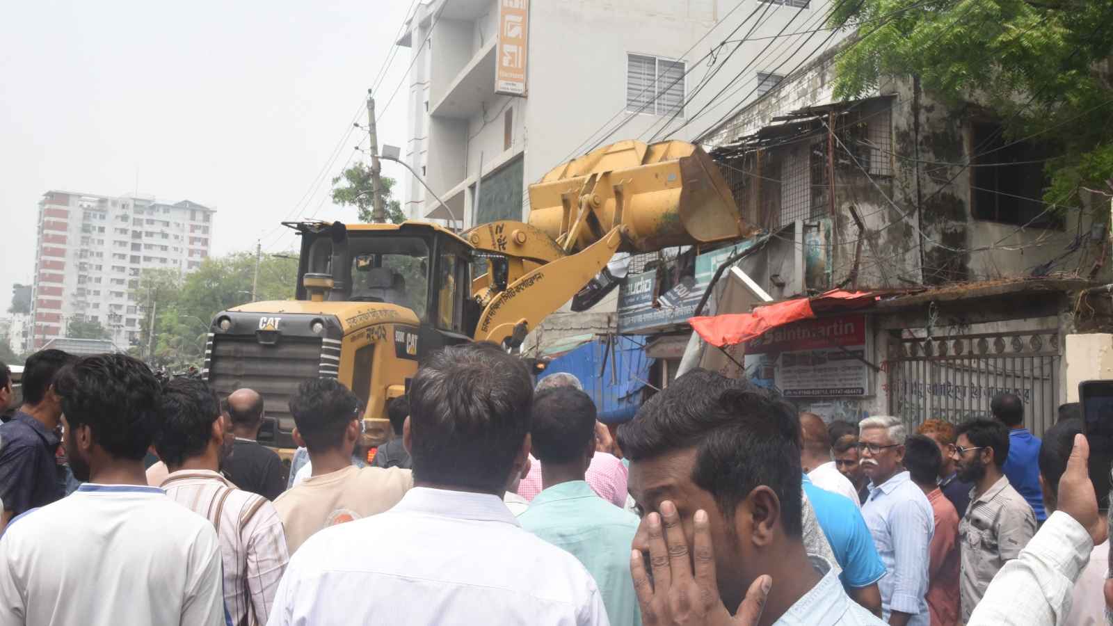 সায়েদাবাদের ২৪০টি অবৈধ বাস কাউন্টার উচ্ছেদ শুরু