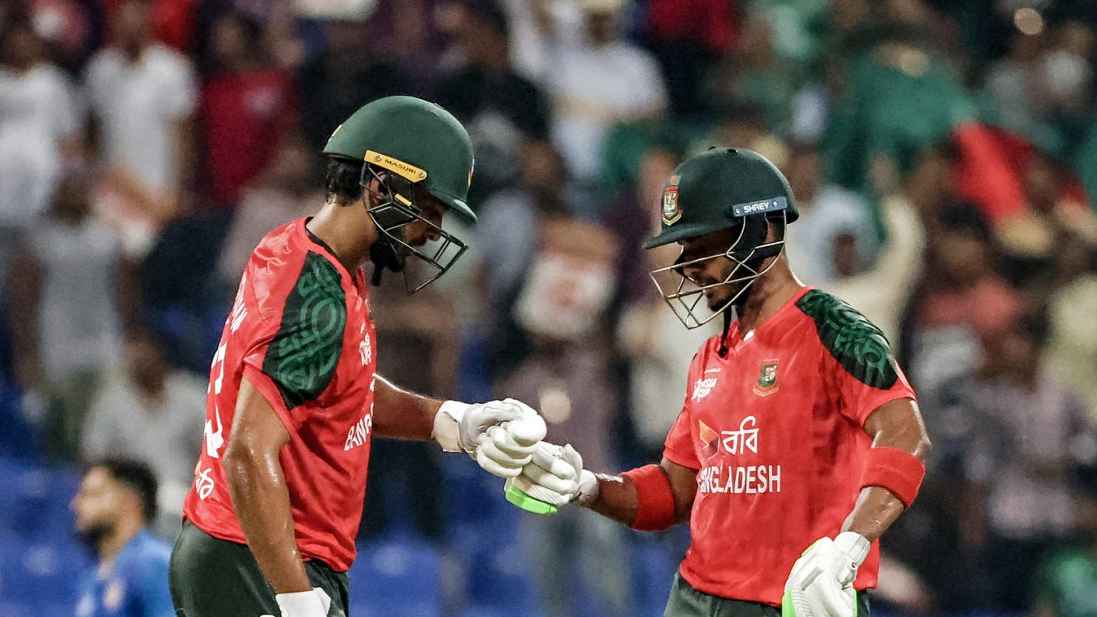 শুরুর ধাক্কা সামলে জবাব দিচ্ছে বাংলাদেশ