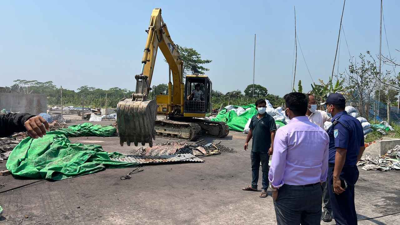 নিষেধাজ্ঞা অমান্য, গুঁড়িয়ে দেওয়া হলো ভেদরগঞ্জের সিসা কারখানা