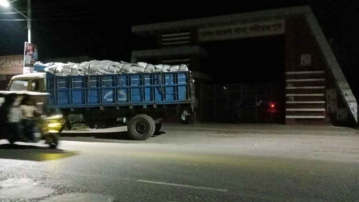 সরকারি চাল নিয়ে নাটকীয়তা: দিনভর উত্তেজনা শেষে রাতে গুদামে ফেরত