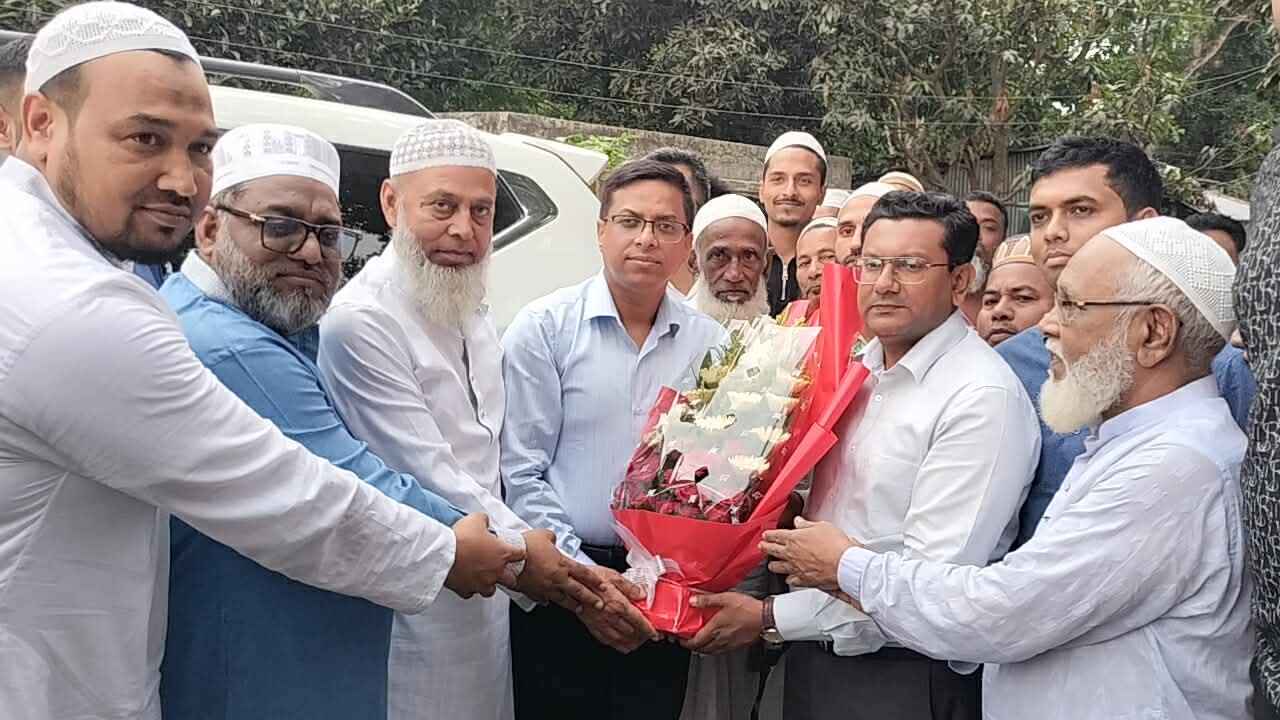 নারগাঁয়ে সুলতান গিয়াস উদ্দিন আযম শাহ্’র মাজার পরিদর্শনে ডিসি