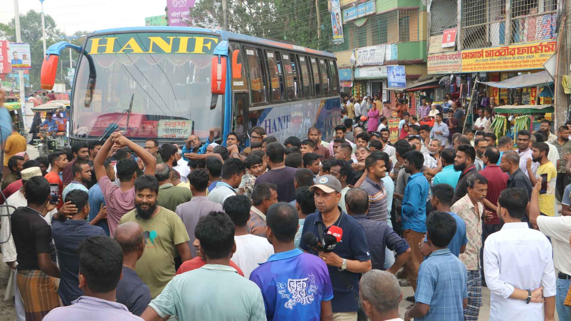 নওগাঁয় পাঁচ ঘণ্টা বন্ধ থাকার পর বাস-অটোরিকশা চলাচল স্বাভাবিক