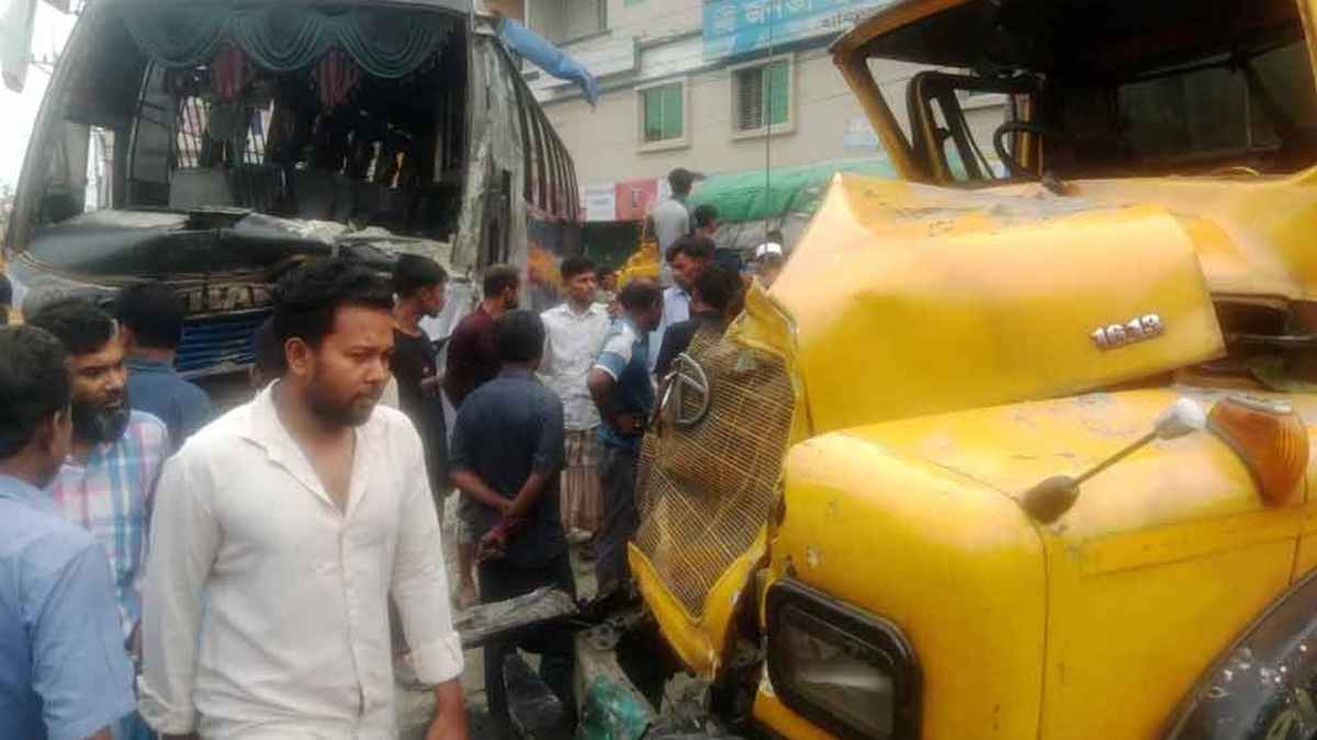 ঘাটাইলে বাস-ট্রাক সংঘর্ষ, প্রাণ গেল ২ জনের