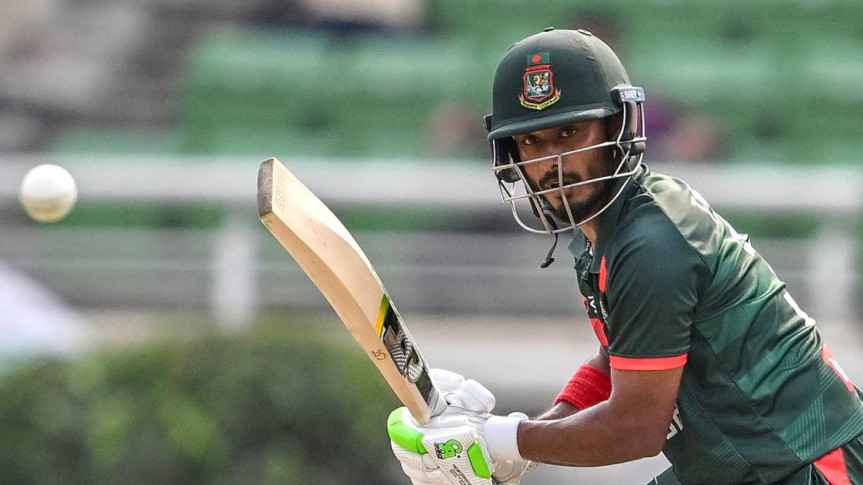 শুরুর ধাক্কা সামলে ১০০ পার বাংলাদেশের