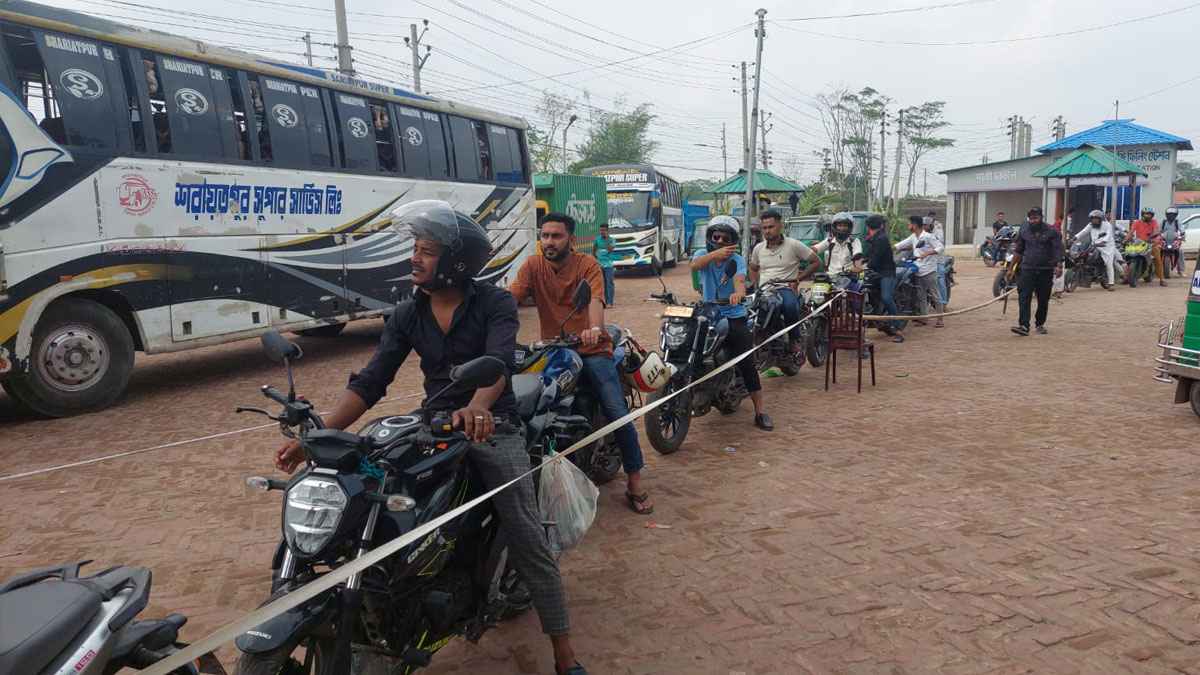 তেলের লাইনে ভোগান্তি কমাতে জাজিরায় প্রশাসনের নতুন সিদ্ধান্ত