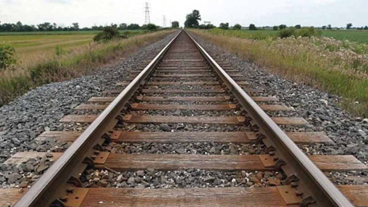 নওগাঁয় ট্রেনে কাটা পড়ে যুবকের মৃত্যু