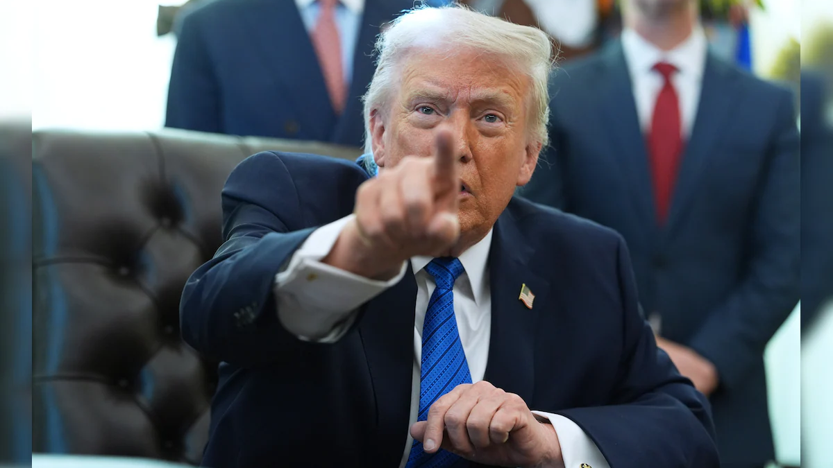 ইরানের কাছে অস্ত্র বিক্রি করলে ৫০ শতাংশ শুল্ক আরোপের হুমকি ট্রাম্পের