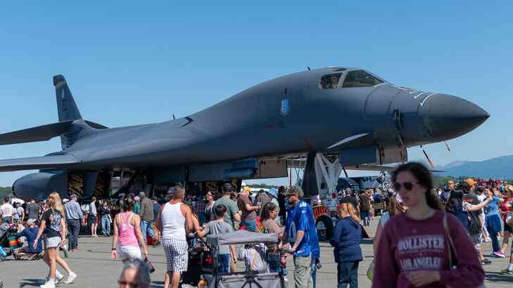 ট্রাম্পের ওপর রাগ ঝাড়তে মার্কিন যুদ্ধবিমানে কুড়ালের কোপ!