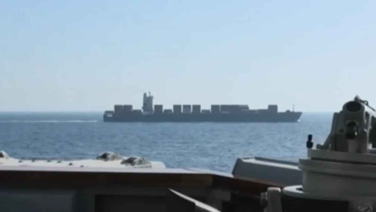 হরমুজের কাছে ইরানি জাহাজ জব্দের দাবি ট্রাম্পের