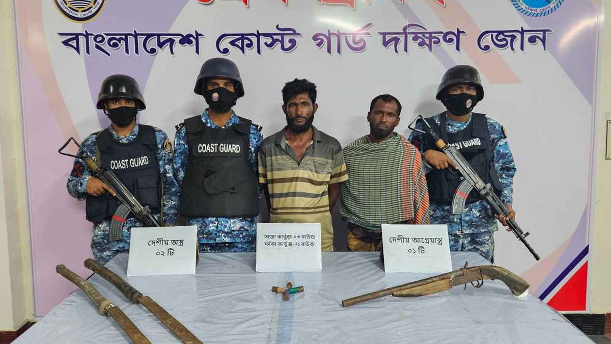 ভোলায় অস্ত্রসহ ২ ডাকাত আটক