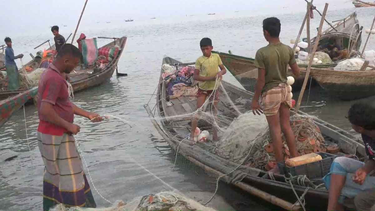 মধ্যরাত থেকে ইলিশ শিকারে নামছেন ভোলার দুই লক্ষাধিক জেলে