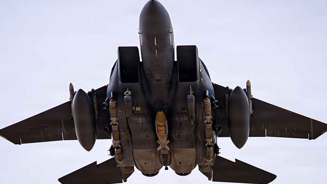 নিখোঁজ মার্কিন ক্রুকে ‘জীবিত’ ধরিয়ে দিলে বড় অঙ্কের পুরস্কার ঘোষণা