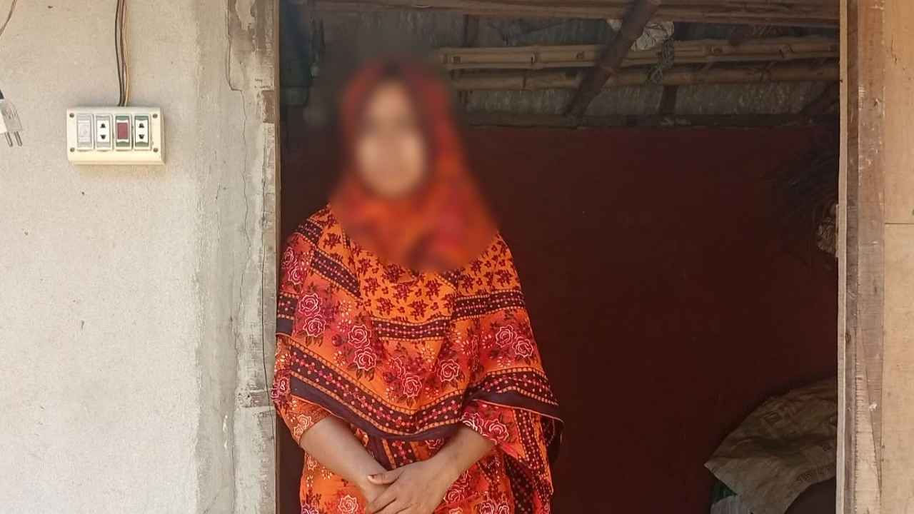 নড়াইলে বিয়ের দাবিতে পরকীয়া প্রেমিকের বাড়িতে নারীর অনশন