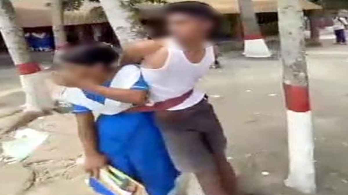 গাছে বেঁধে দুই শিক্ষার্থীকে ‘নির্যাতন’, অপমান সইতে না পেরে স্কুলছাত্রী